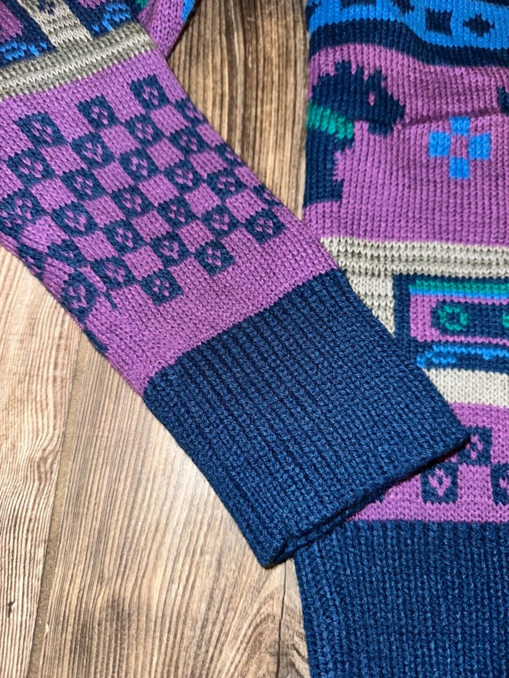 New Stranger Things Collaboration Multicolor Dog-Pattern V-Neck Cardigan Size S - Picture 4 of 8